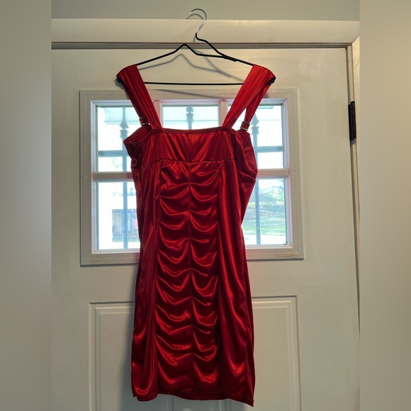 Elegant Red Dress - Picture 2 of 3
